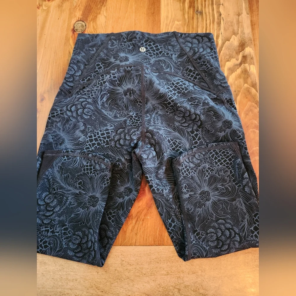 EUC Lululemon athletica Melanite Blue Paisley Wunder Under Crop Workout  Size 8. - Picture 3 of 4